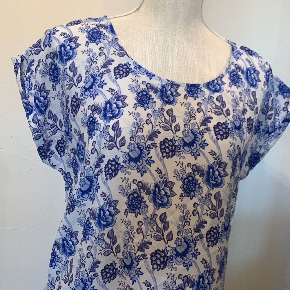 💛 (5/$25) Blue Pattern Top - Picture 4 of 7